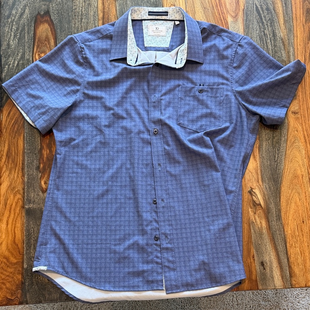 7 Diamonds Short-Sleeve Button-Down Shirt in Blue with Contrast Collar